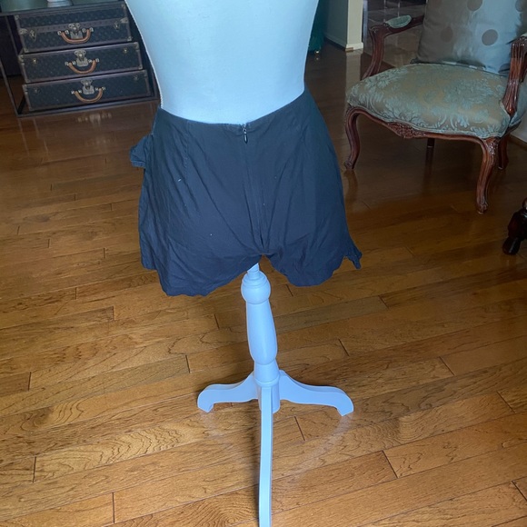 black ruffle shorts - Picture 2 of 3